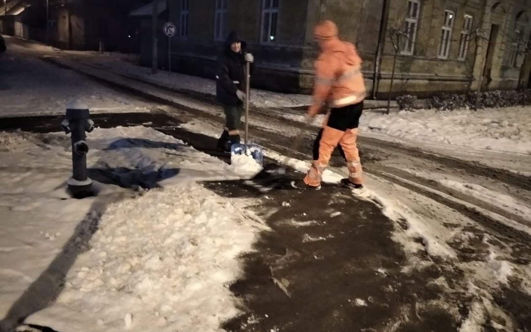 Radnici JKP Čistoće čistili sneg u centru grada