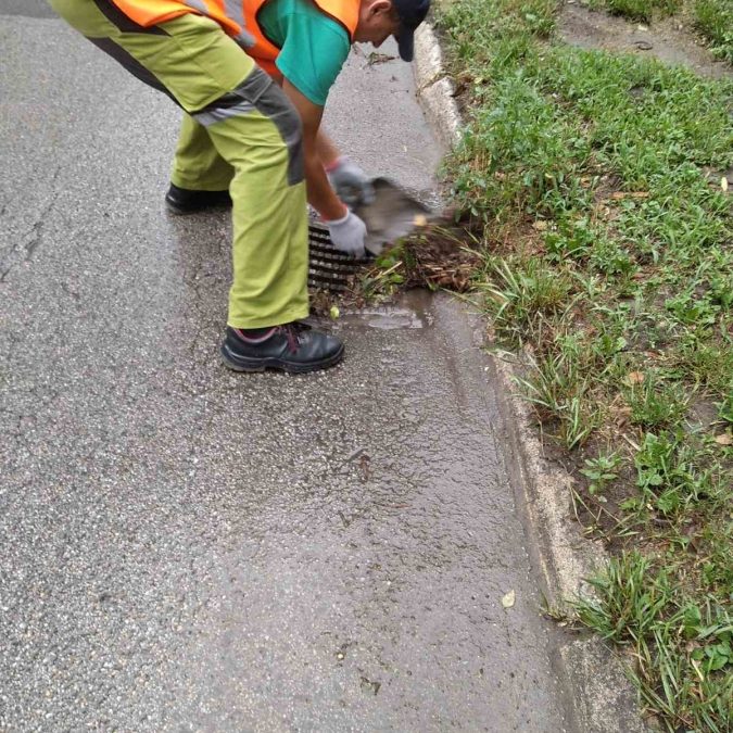 Radnici JKP Čistoće nakon nevremena čistili odvode za atmosfersku kanalizaciju